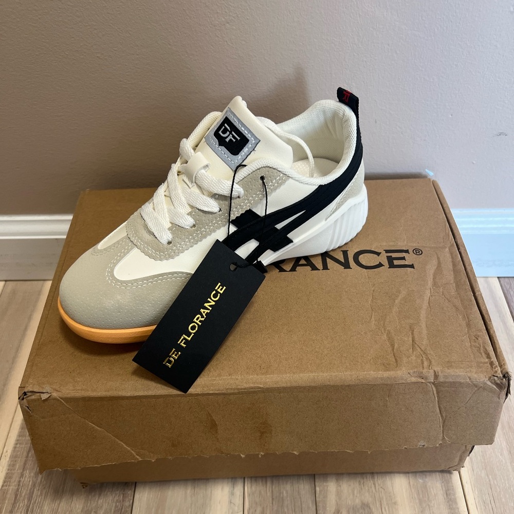 NWT DeFlorance Athleisure Shoes/Sneakers. Size 7.5 US Women